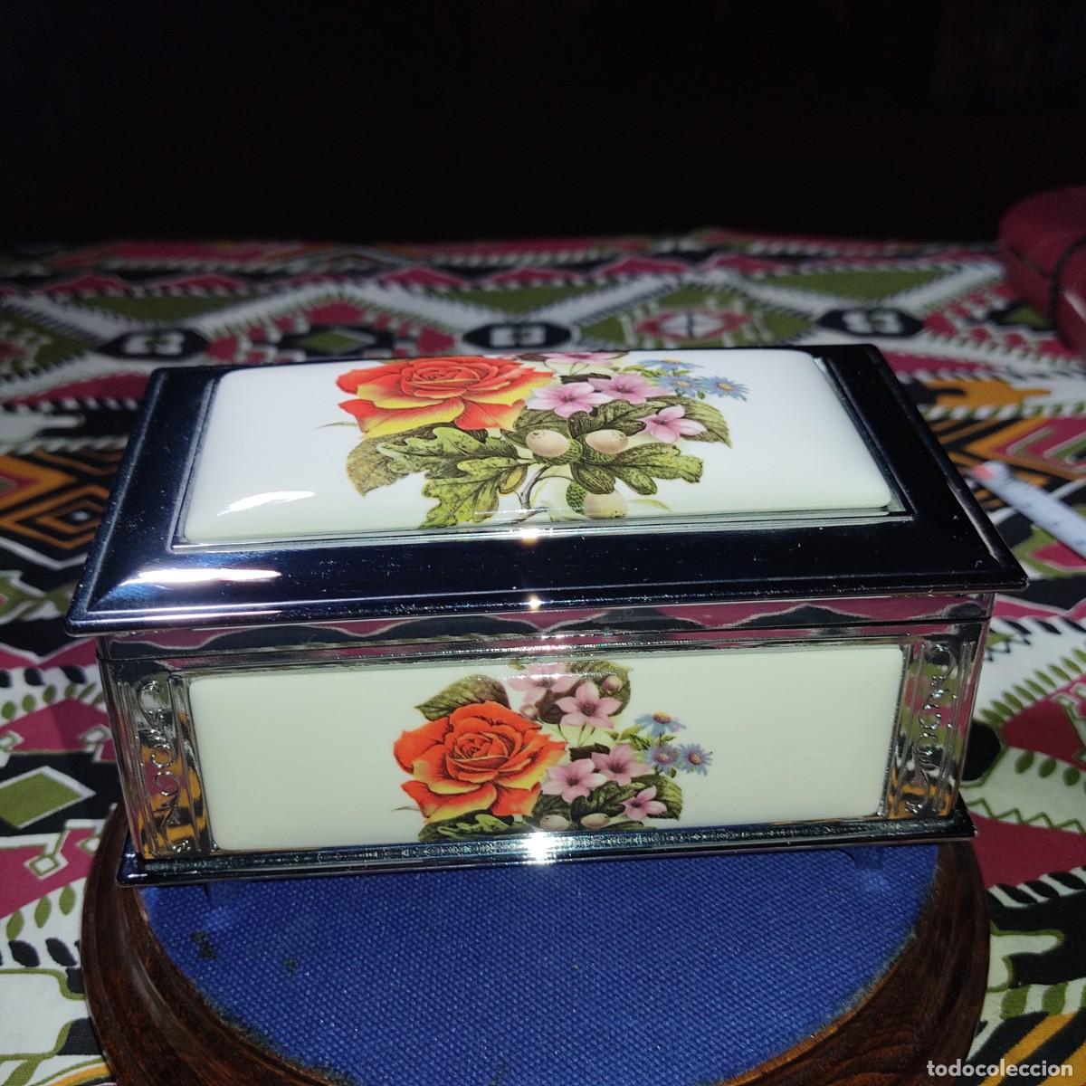 Cajas y cajitas met&aacute;licas: Joyero & caja de musica con piezas de flores esmaltadas.A&ntilde;os 60
