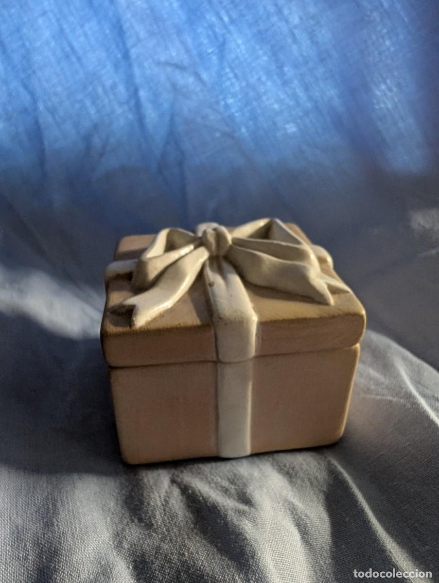 Cajas y cajitas met&aacute;licas: Cajita joyero vintage de cer&aacute;mica con forma de regalo y lazo