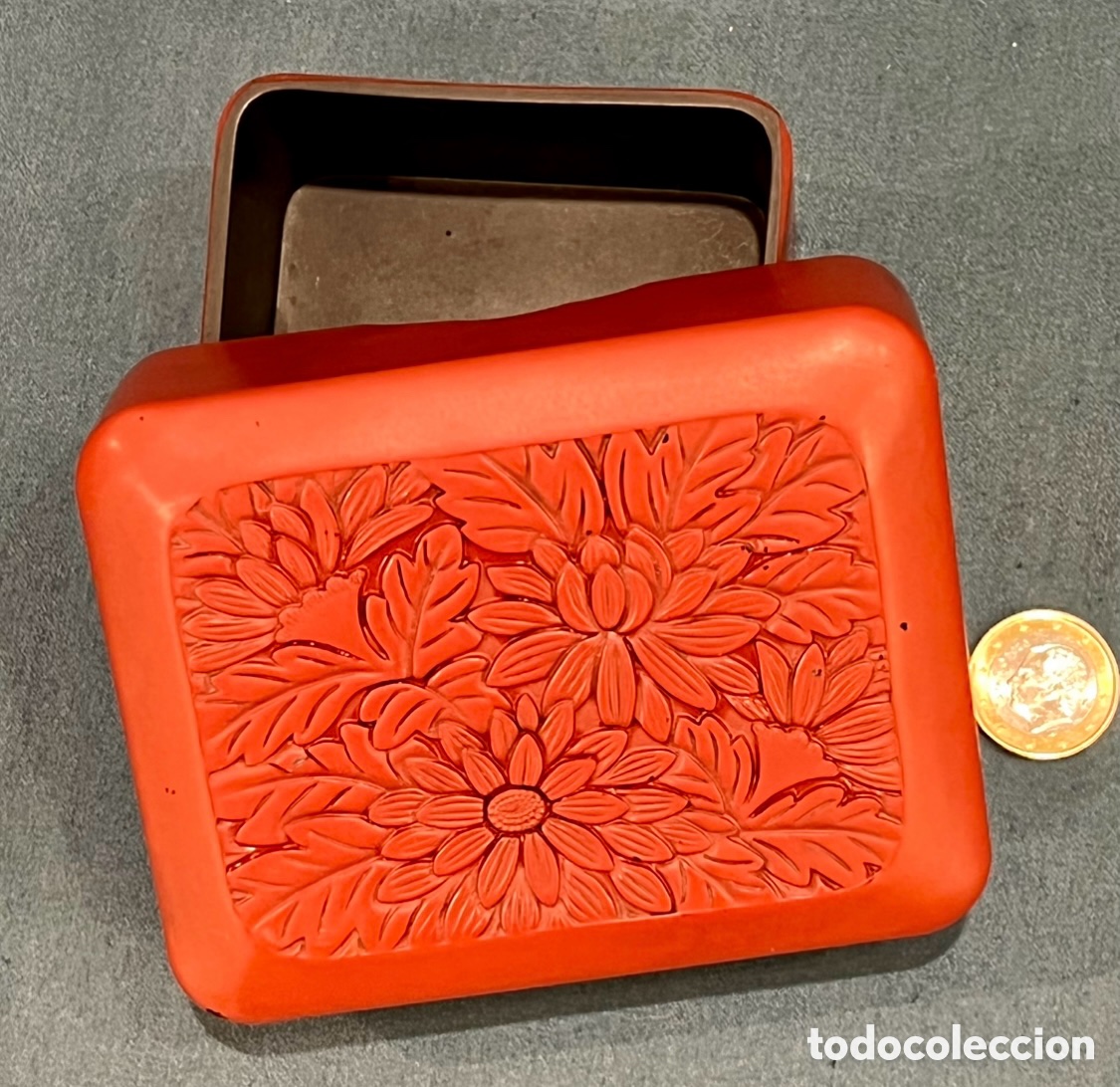 Cajas y cajitas met&aacute;licas: Caja. Con relieve floral. Baquelita. Mid-Century.