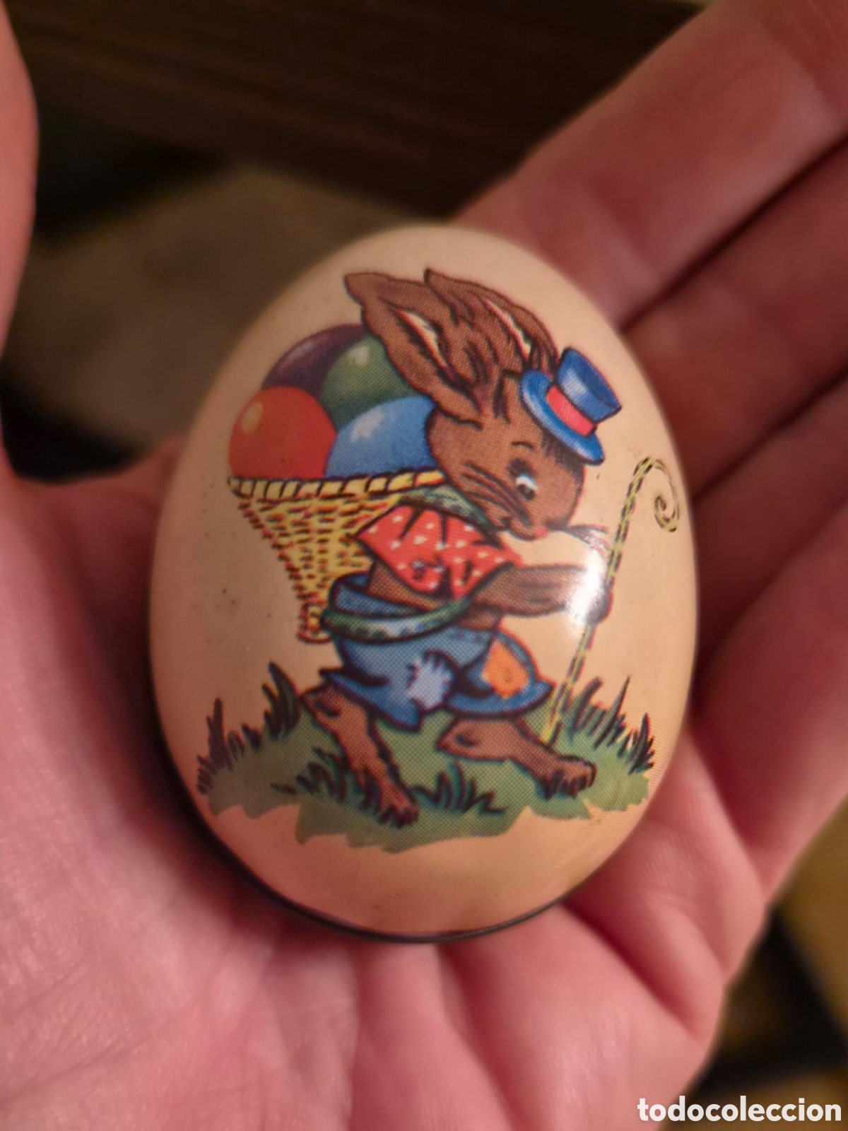 Cajas y cajitas met&aacute;licas: RARO Huevo de Pascua de Hojalata Litografiada - Conejo Vintage Alem&aacute;n - Excelente Estado.