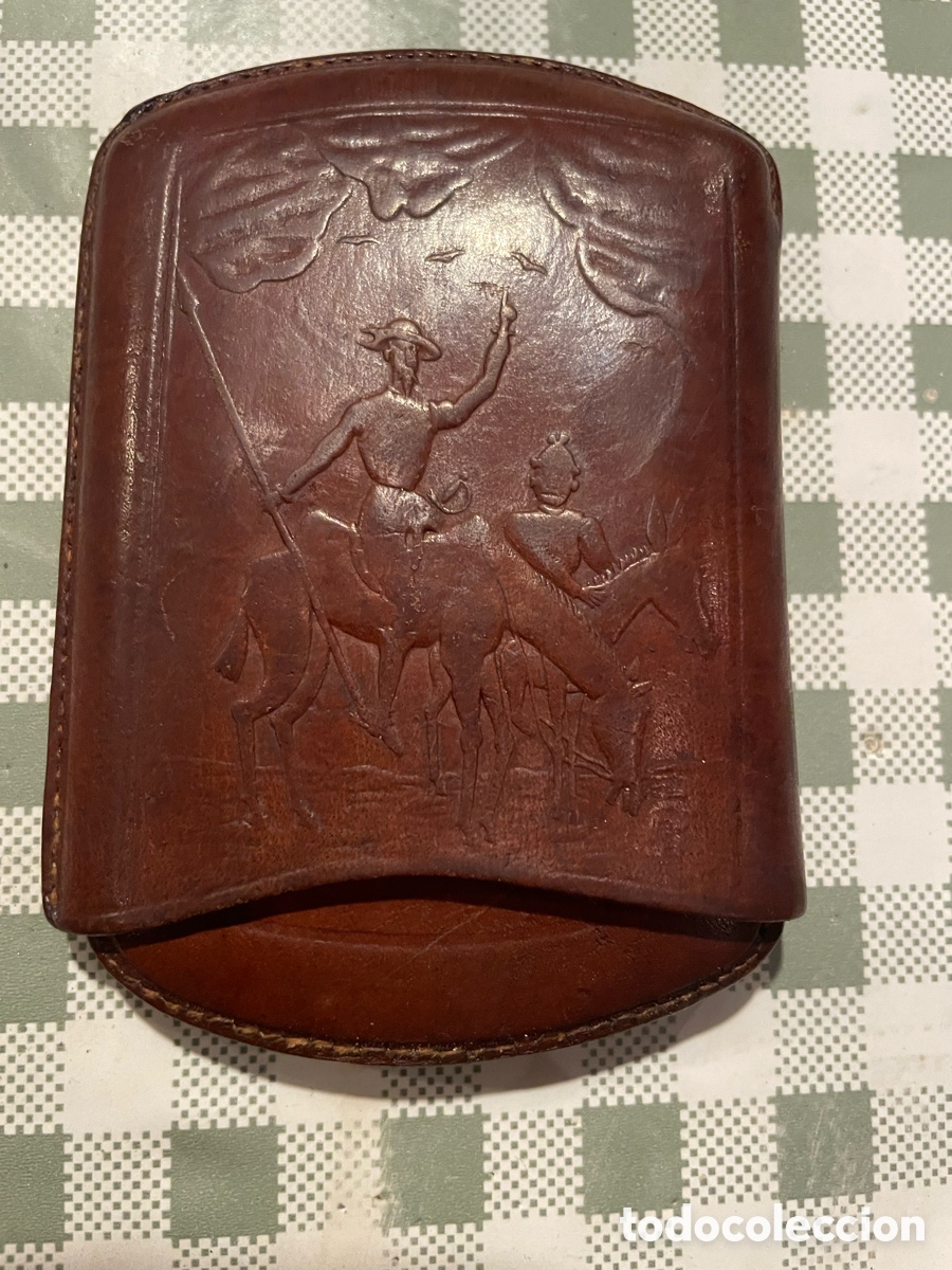 Cajas y cajitas met&aacute;licas: Pitillera antigua de cuero repujado (Don Quijote y Sancho)