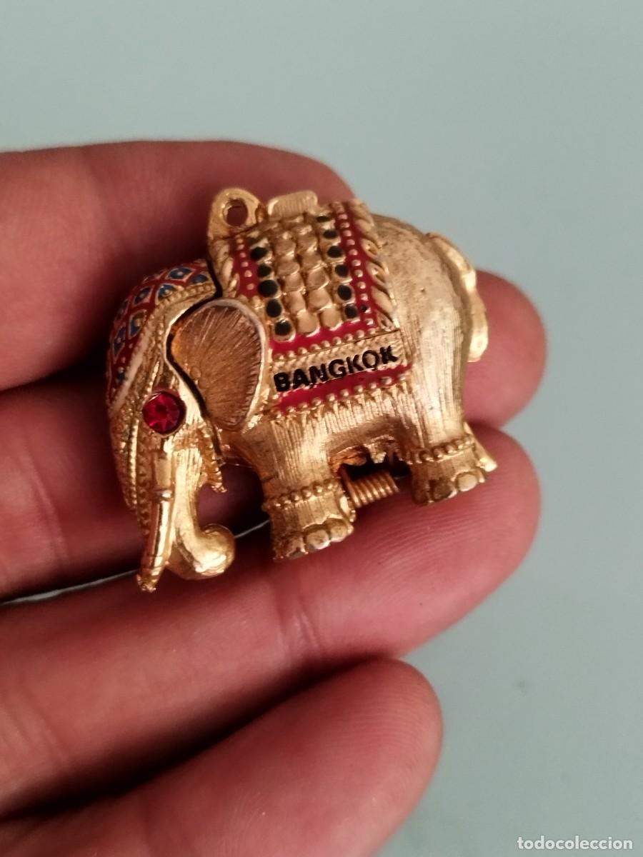 Bo&icirc;tes et petites bo&icirc;tes m&eacute;talliques: Estuche para pastillas con forma de elefante antiguo, medall&oacute;n secreto, lat&oacute;n tono dorado. Bangkok.