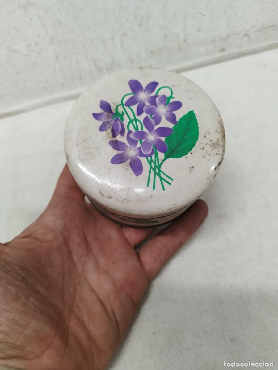 Cajas y cajitas met&aacute;licas: Antigua Lata met&aacute;lica sin poderse abrir, con motivos florales.