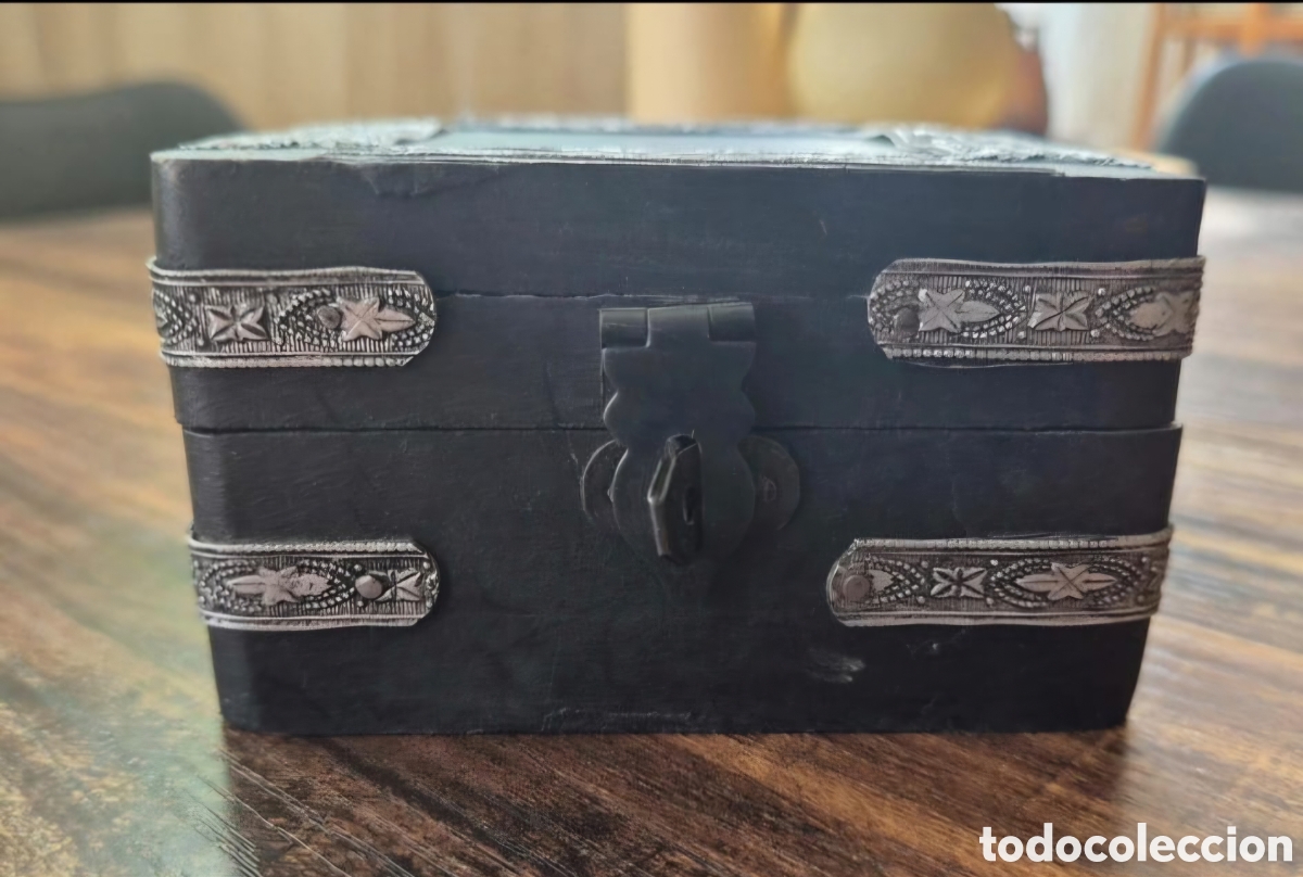 Cajas y cajitas met&aacute;licas: Antigua Cajita Joyero / Cofre de Madera &Eacute;bano o Tinta Oscura con Apliques Metal Repujado