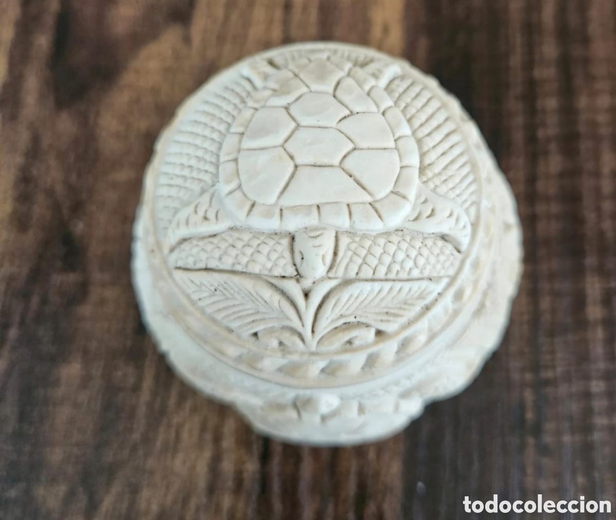 Cajas y cajitas met&aacute;licas: Caja Alhajero de Piedra/Resina Tallada a Mano - Dise&ntilde;o Tortuga Marina y Detalle Floral - Artesanal