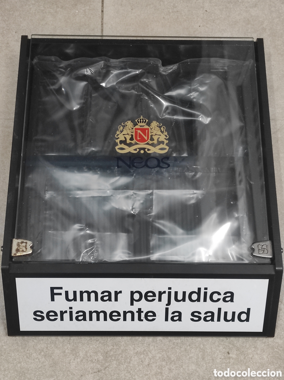 Cajas y cajitas met&aacute;licas: Caja expositora Neos con tapa de cristal para tabaco o puros. Sin uso