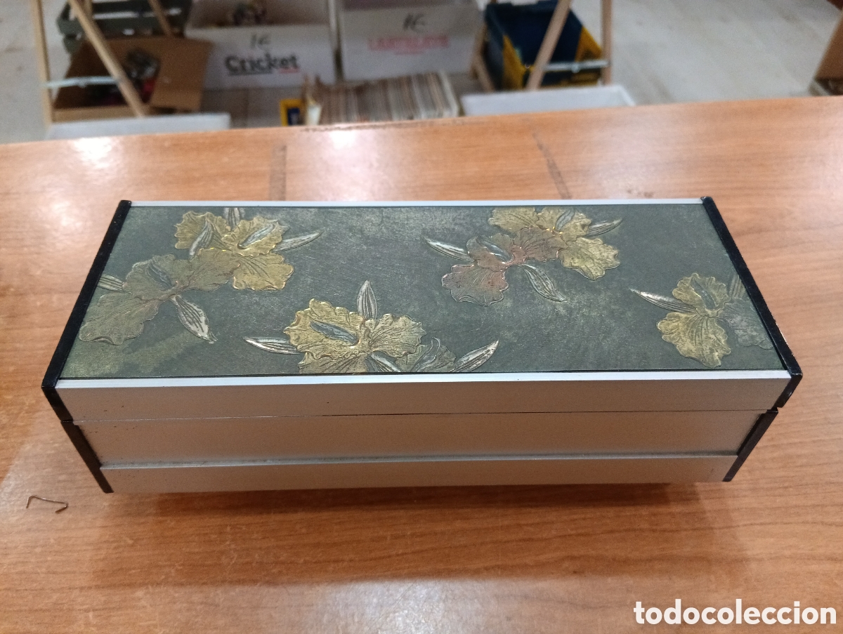 Cajas y cajitas met&aacute;licas: Joyero musical con caja de aluminio. Funciona bien, pero falta la bailarina