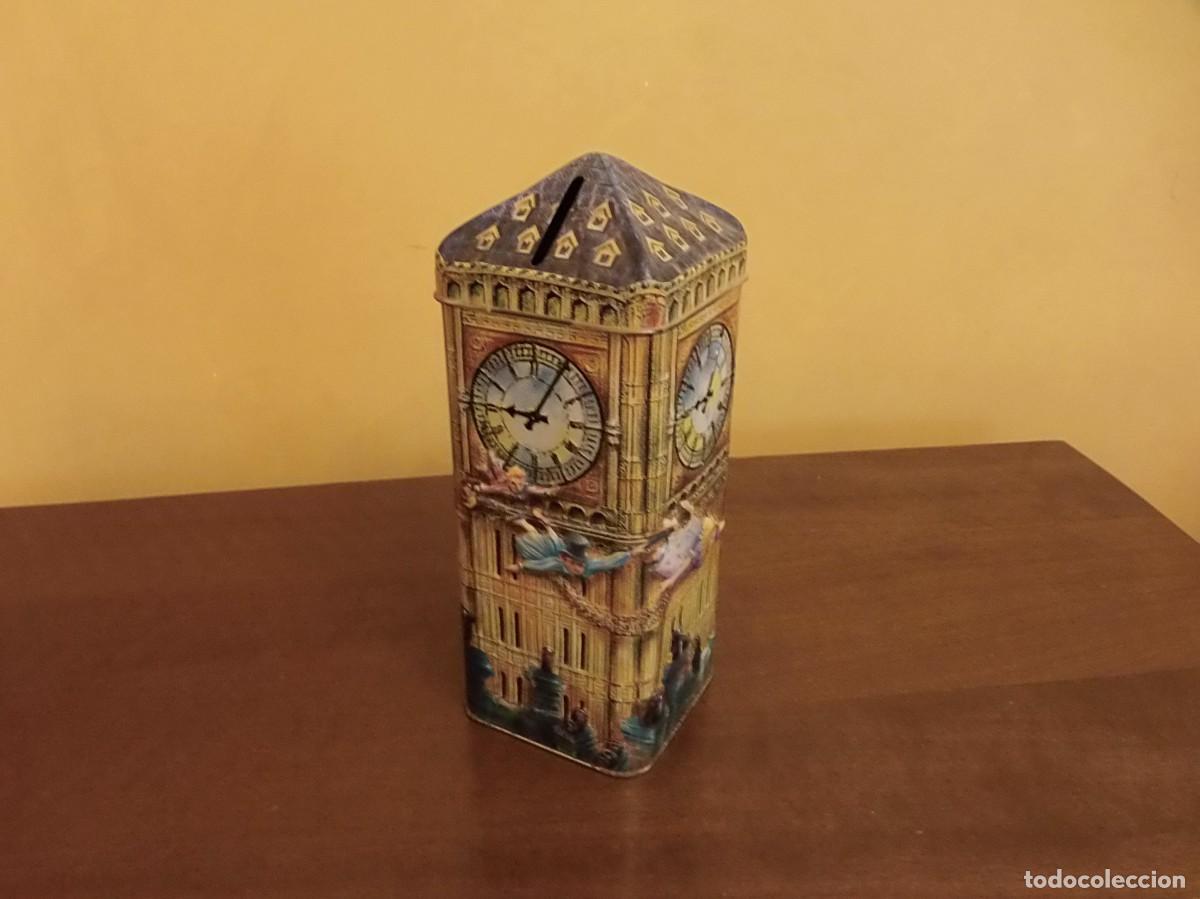Cajas y cajitas met&aacute;licas: HUCHA DE LATA EN RELIEVE - BIG BEN Y MOTIVOS PITEN PAN.