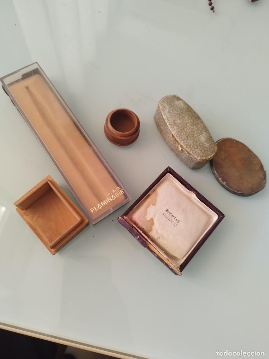 Cajas y cajitas met&aacute;licas: Lote de caja bol&iacute;grafo, tapa perfume, tapadera medallas, resto caja madera. Lo de las fotos.