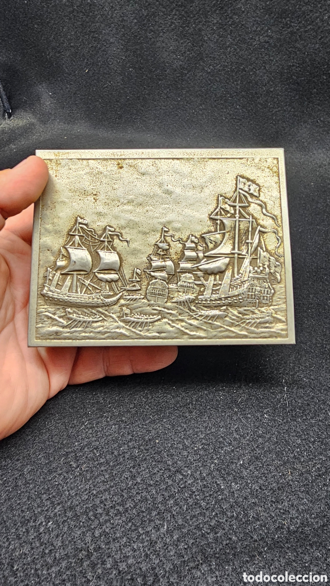 Cajas y cajitas met&aacute;licas: Bonitola caja de metal con barcos en relieve