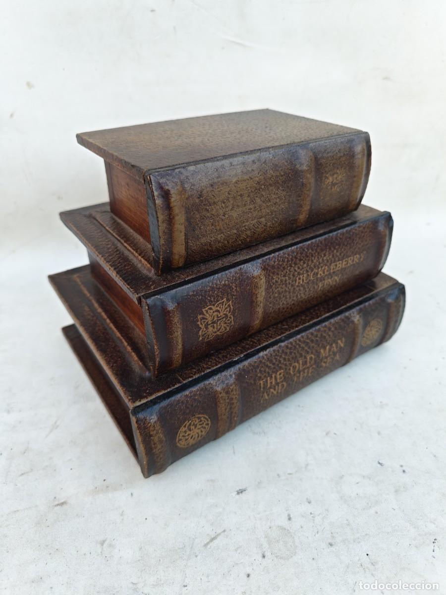 Cajas y cajitas met&aacute;licas: Una caja decorativa para guardar objetos con forma de pila de libros; est&aacute; fabricada en madera