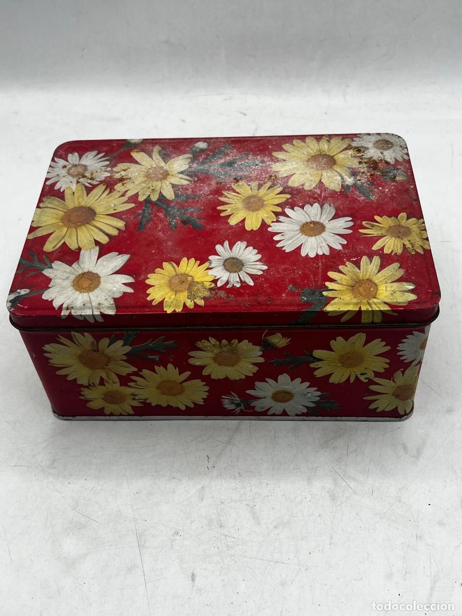 Cajas y cajitas met&aacute;licas: CAJA MET&Aacute;LICA. COLA-CAO. EDICION FLORES. MARGARITAS FONDO ROJO. BARCELONA.