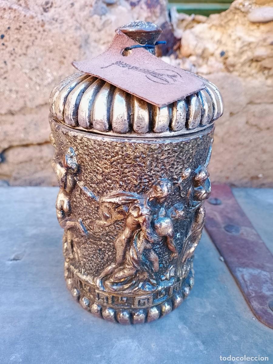 Cajas y cajitas met&aacute;licas: Antigua caja terracota relieve plateado y dorado