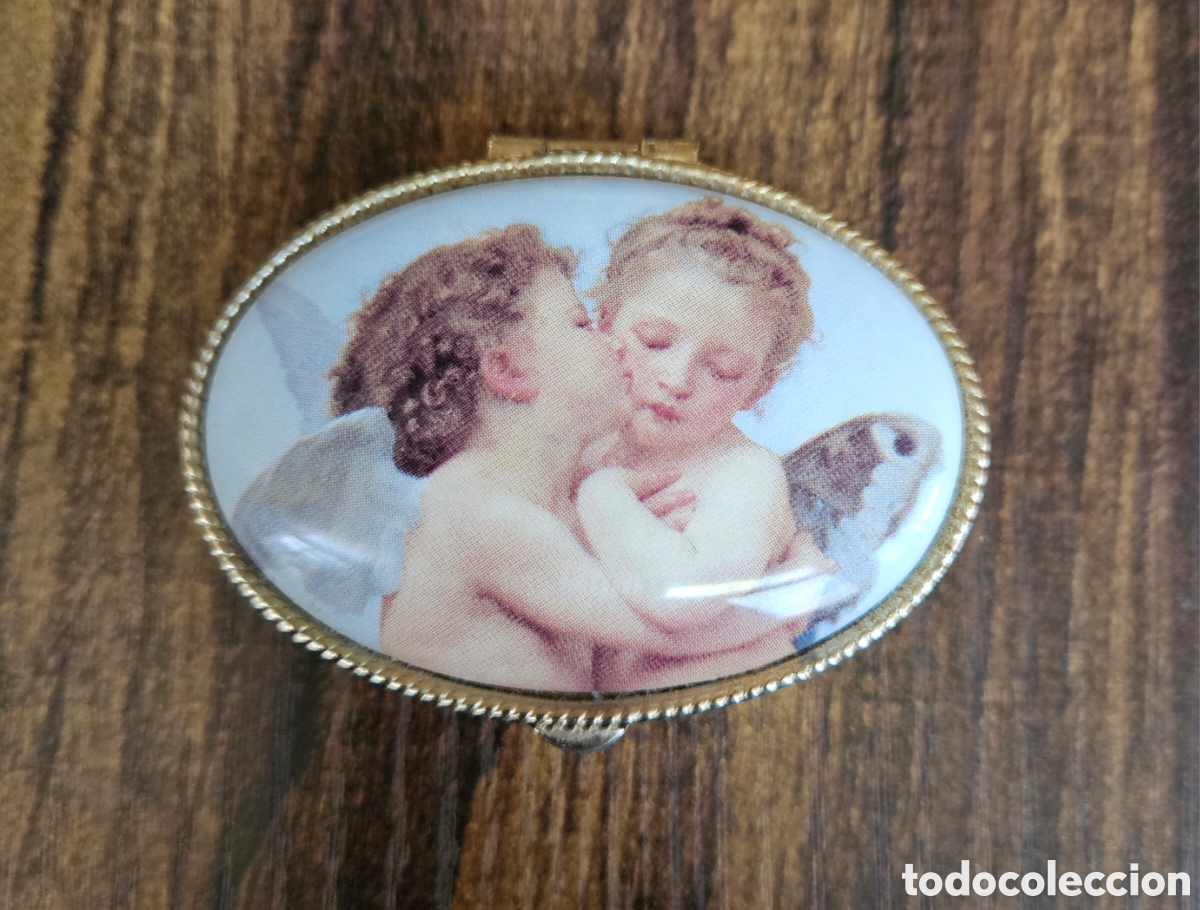 Cajas y cajitas met&aacute;licas: ​Antigua Cajita / Pastillero Ovalado Dorado &ndash; Escena Cl&aacute;sica Querubines / El Beso de Bouguereau