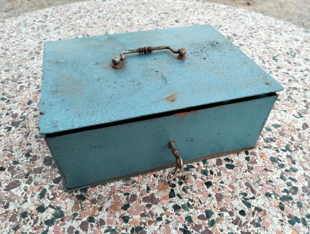 Bo&icirc;tes et petites bo&icirc;tes m&eacute;talliques: Antigua caja de caudales, caja fuerte de metal hierro con llave y asa azul