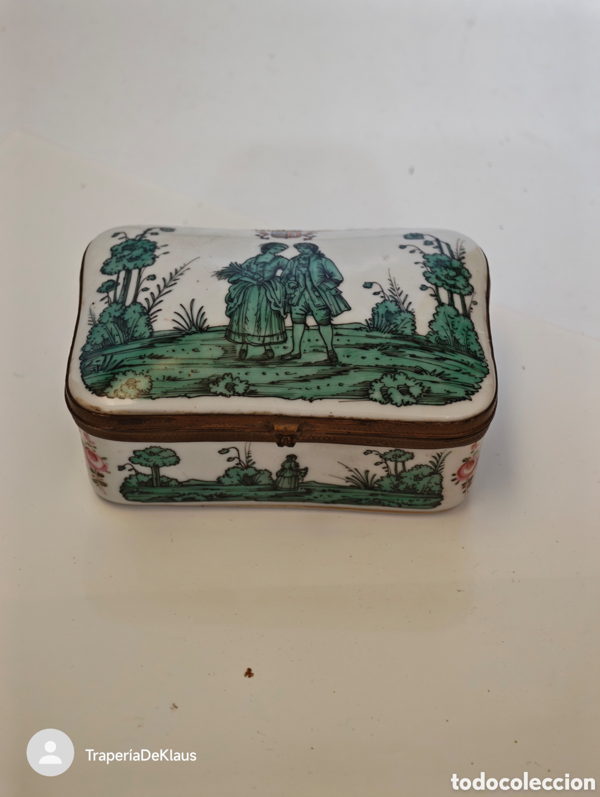 Cajas y cajitas met&aacute;licas: Cajita/polvera de porcelana decorada - con montura met&aacute;lica - car151