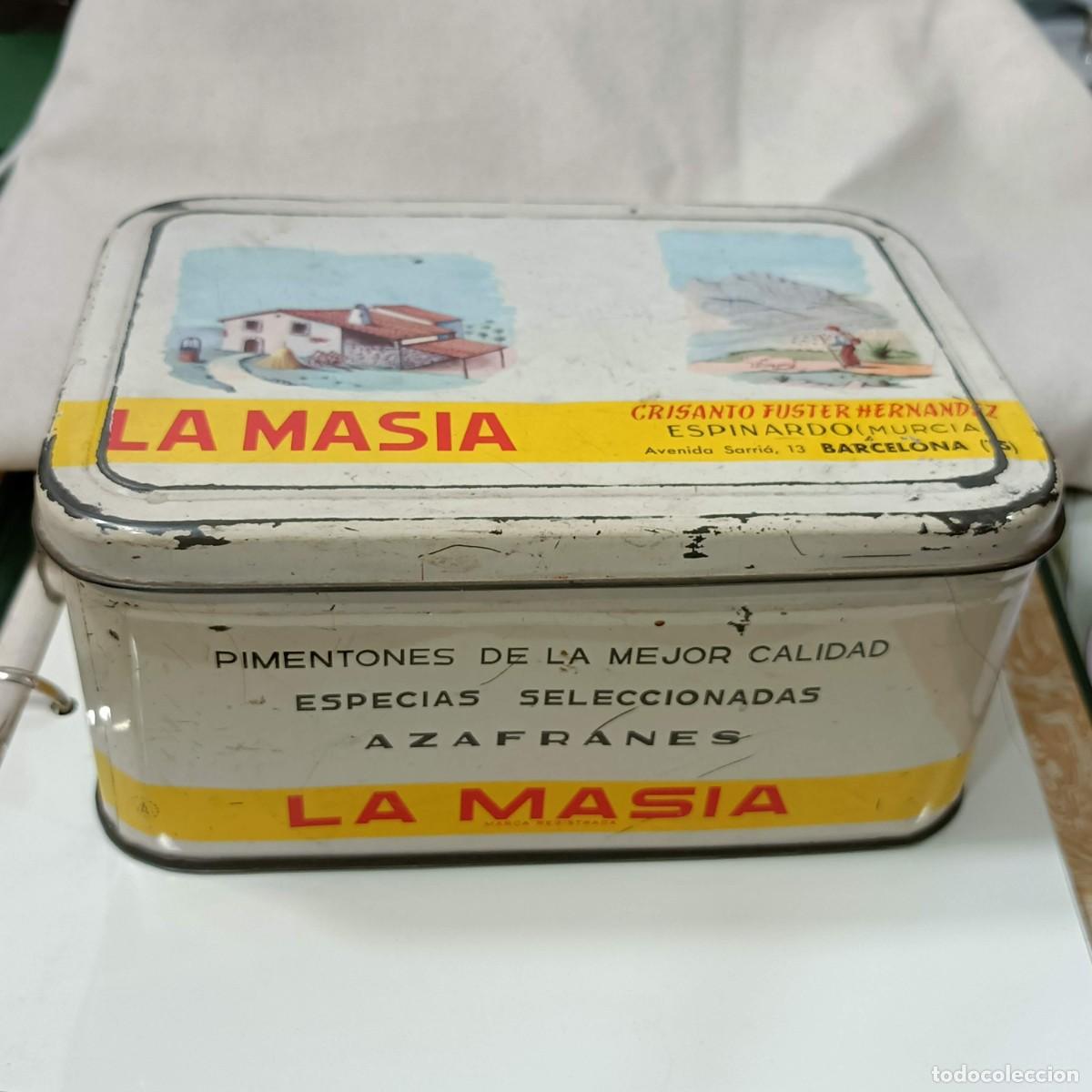 Cajas y cajitas met&aacute;licas: Lote de lana, hilos zurcir telas y pantis de nylon, lata La Mas&iacute;a, Crisanto Fuster Hern&aacute;ndez, Murcia