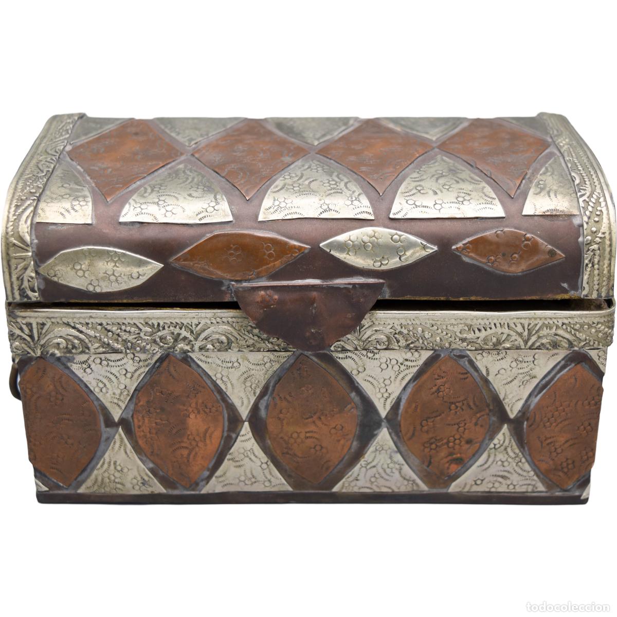 Bo&icirc;tes et petites bo&icirc;tes m&eacute;talliques: Caja / joyero decorativo de lat&oacute;n y aleaci&oacute;n