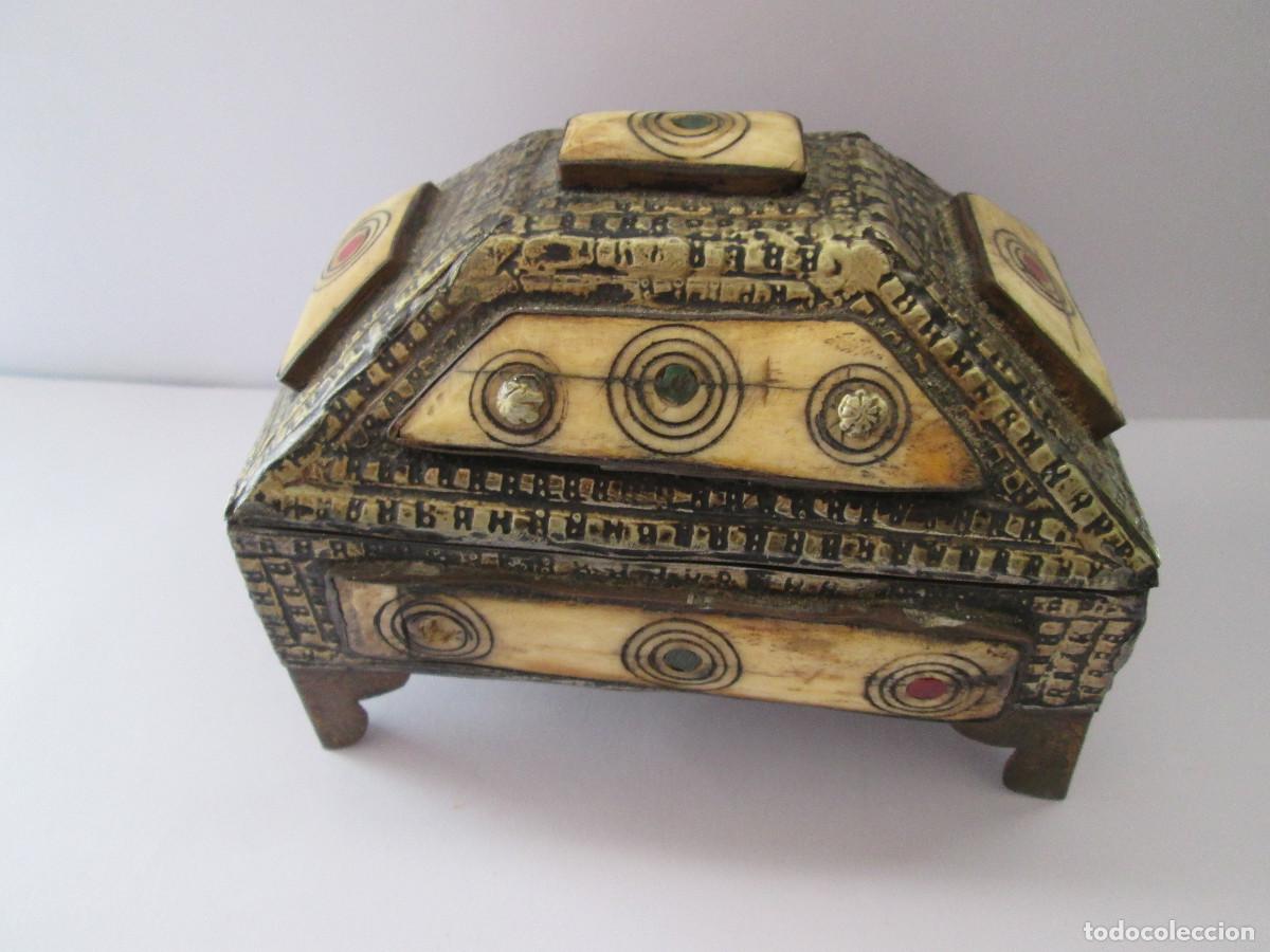 Cajas y cajitas met&aacute;licas: CAJA DE METAL CON ADORNOS DE HUESO - INTERIOR FORRADO EN CUERO - 15X10X9 - HECHA A MANO