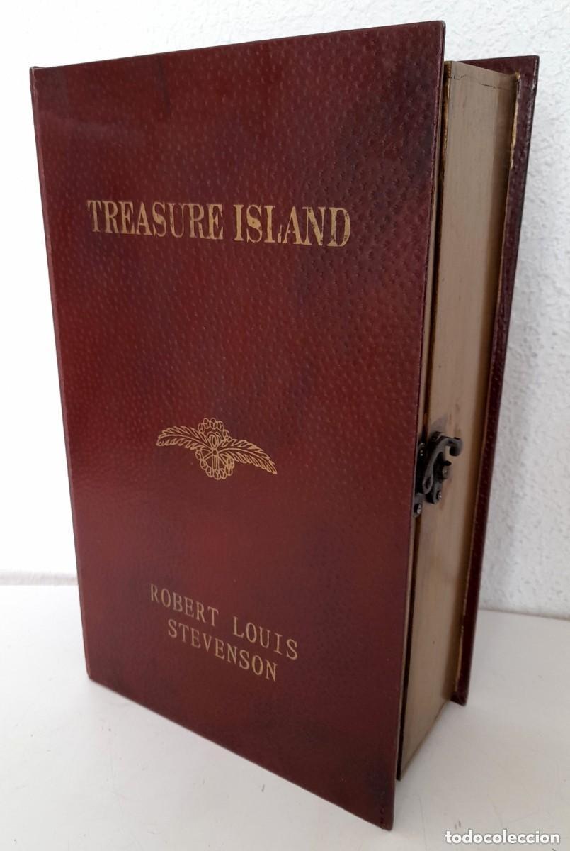 Bo&icirc;tes et petites bo&icirc;tes m&eacute;talliques: Caja joyero madera forrado imitando libro Isla del Tesoro R.L. Stevenson Treasure Island 38x23x13 c