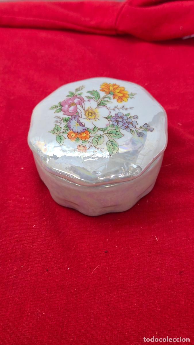 Cajas y cajitas met&aacute;licas: peque&ntilde;a caja de porcelana firmada