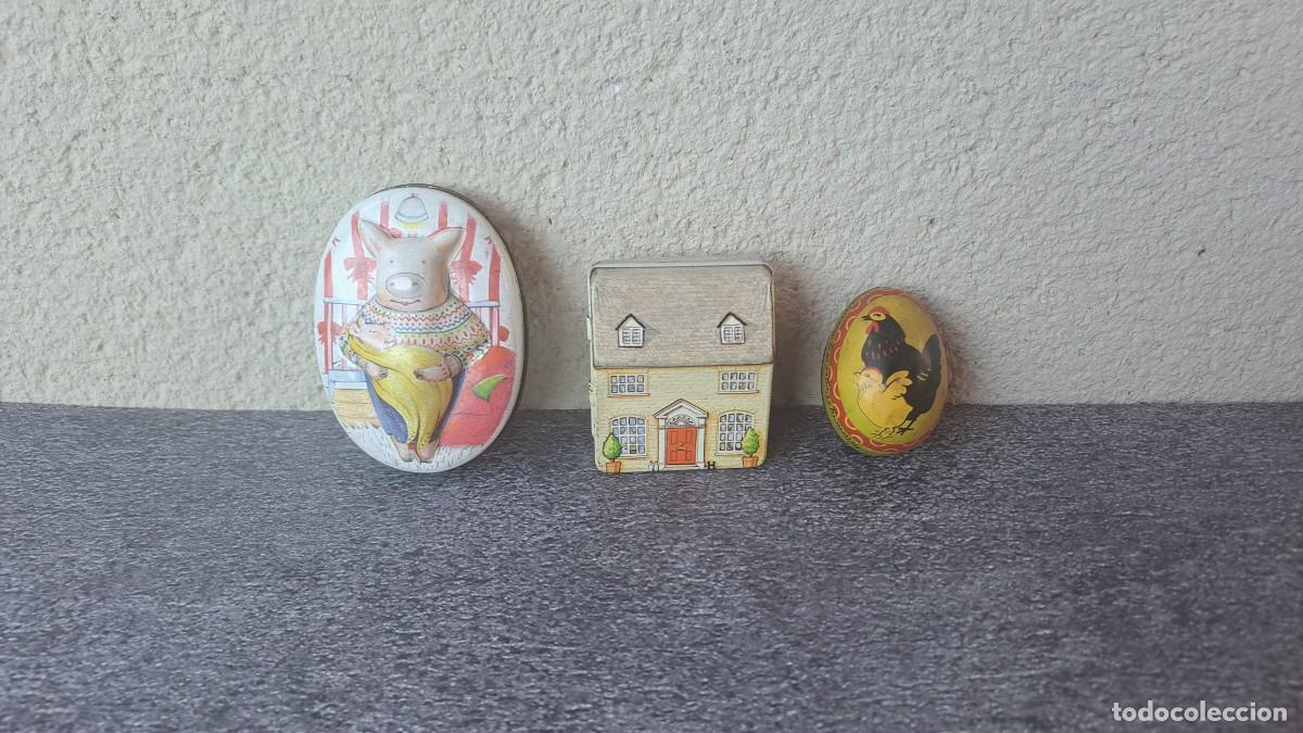 Bo&icirc;tes et petites bo&icirc;tes m&eacute;talliques: LOTE de 3 CAJAS, CAJITAS METALICAS en forma de HUEVO, CASA o CASITA, MAMA CERDITA CON BEBE.