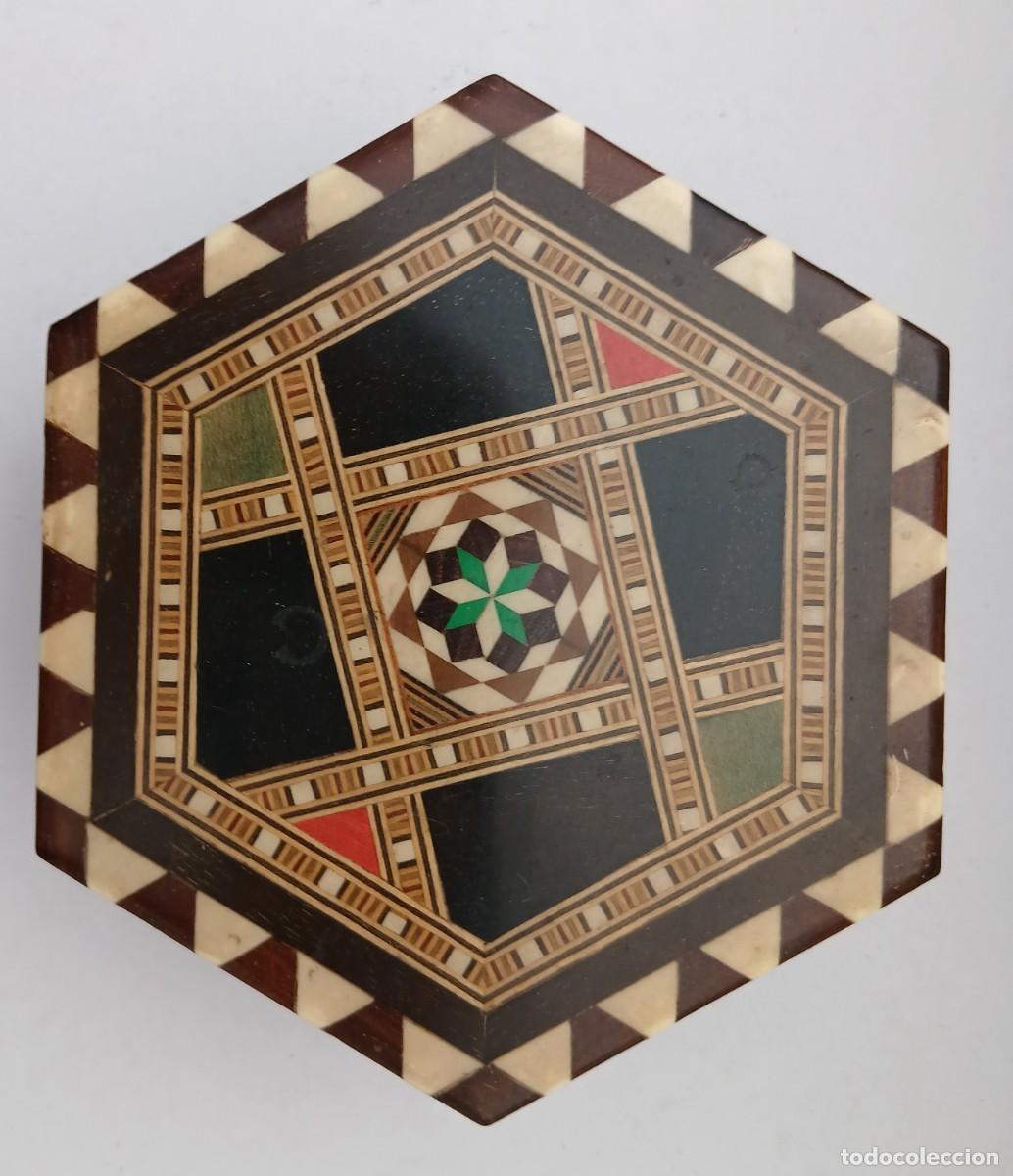 Cajas y cajitas met&aacute;licas: (1)ESTUCHE EN MARQUETERIA CON ESPEJO INTERIOR