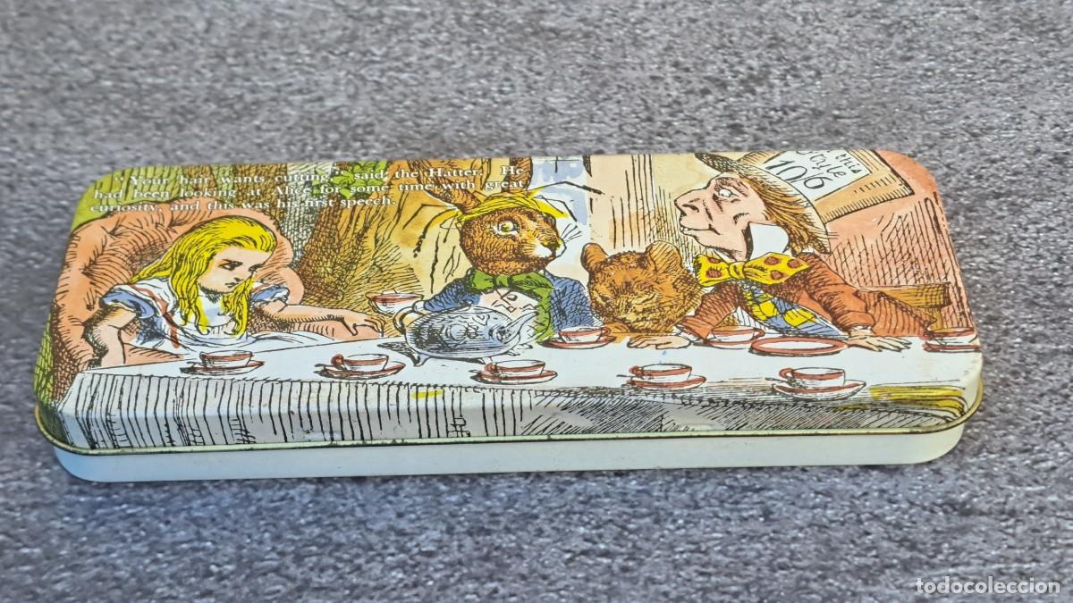Blechdosen und Kisten: ESTUCHE, PLUMIER VINTAGE ALICIA PAIS DE LAS MARAVILLAS, ARMSTRONG & CLAYDON, BEDFORD, ENGLAND