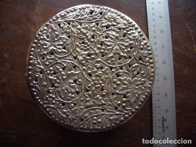 Cajas y cajitas met&aacute;licas: Antigua caja joyero o polvera vintage de metal plateado, decorada mediante repujado