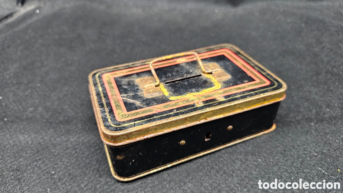 Cajas y cajitas met&aacute;licas: Antigua lata de caramelos en forma de hucha