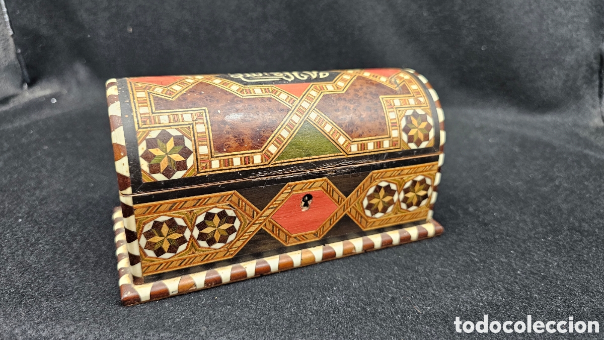 Cajas y cajitas met&aacute;licas: Antiguo cofre en marqueter&iacute;a
