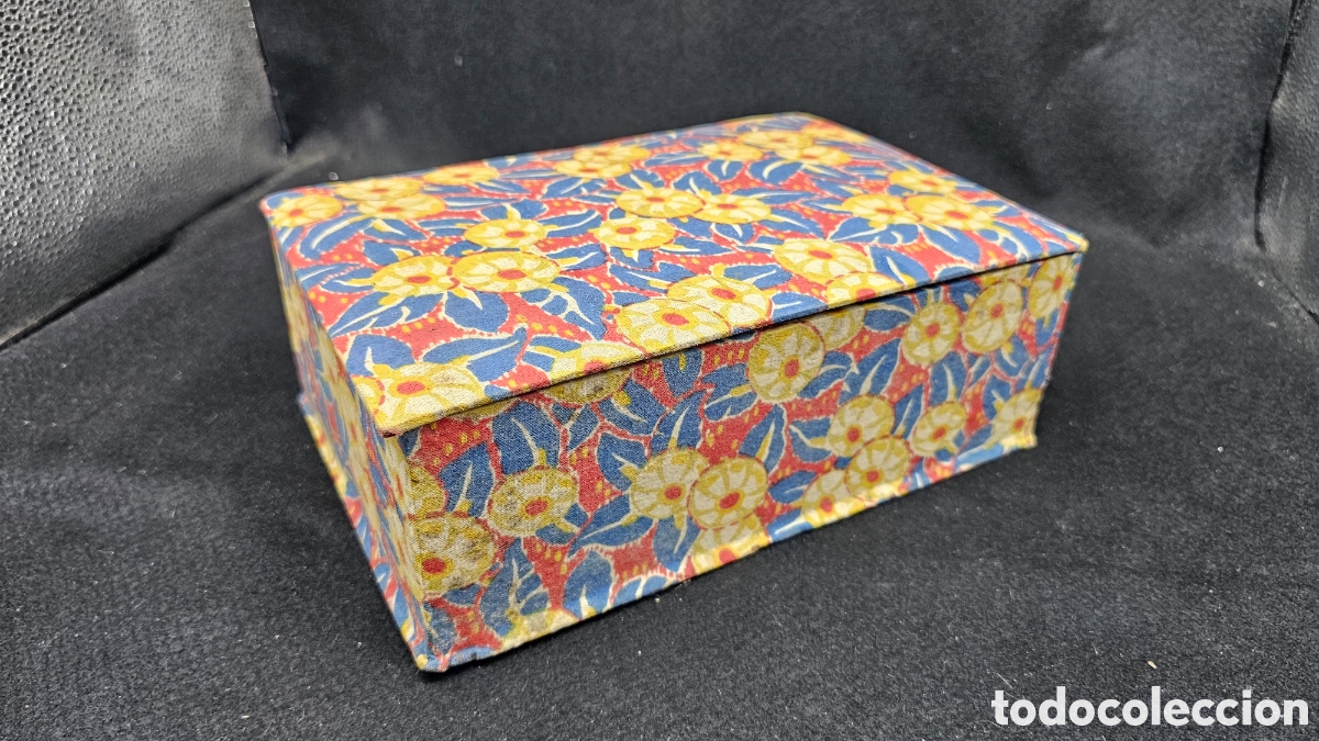 Cajas y cajitas met&aacute;licas: Antigua caja de cart&oacute;n y tela