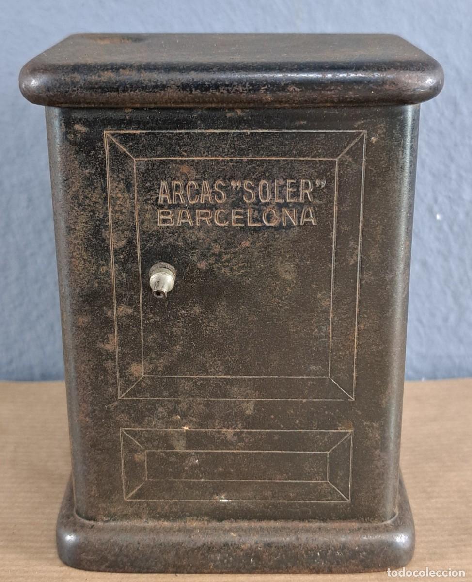 Cajas y cajitas met&aacute;licas: Antigua hucha met&aacute;lica, Arcas Soler Barcelona