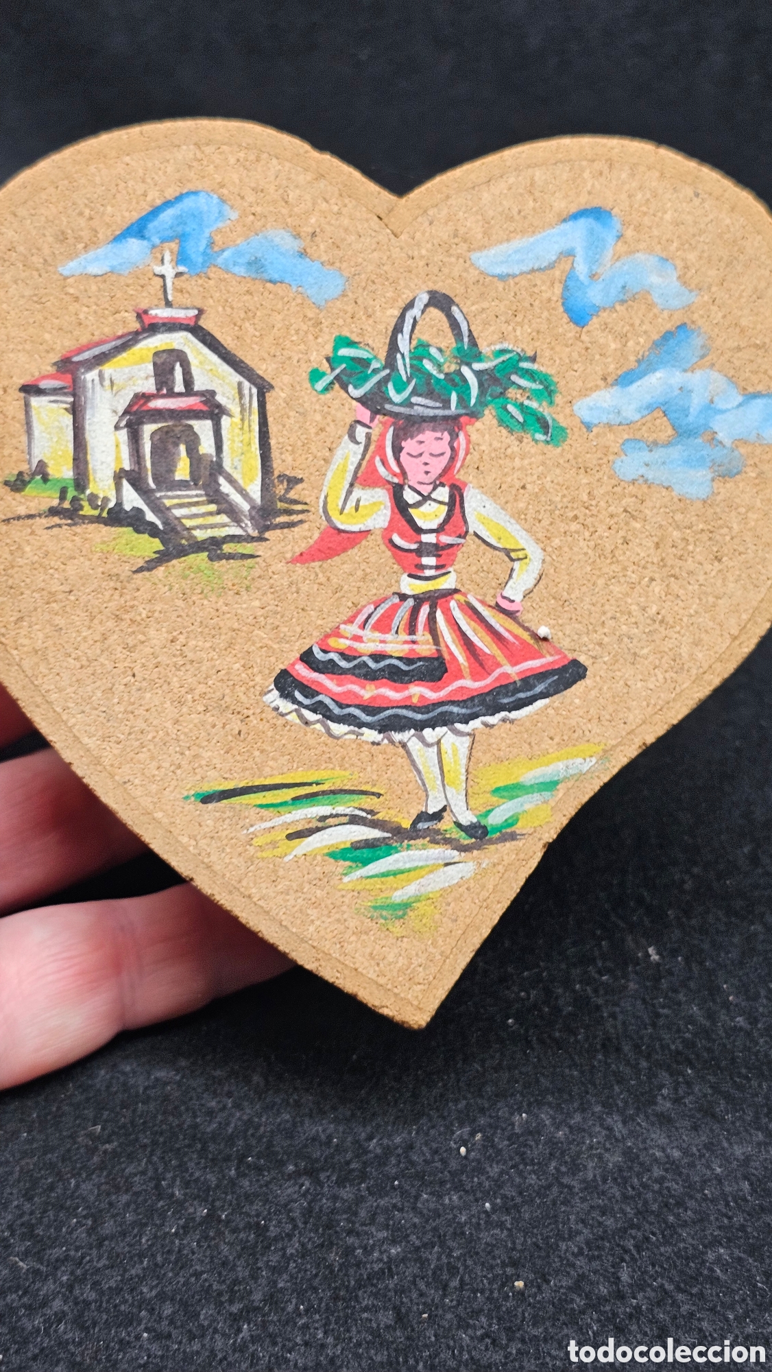 Cajas y cajitas met&aacute;licas: Caja Antigua de corcho pintada a mano y forma de coraz&oacute;n