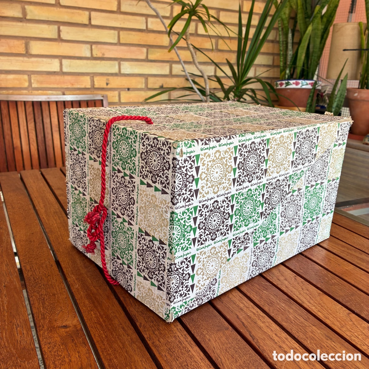 Cajas y cajitas met&aacute;licas: Caja vintage de El Corte Ingl&eacute;s para peluca - A&ntilde;os 60 / 70