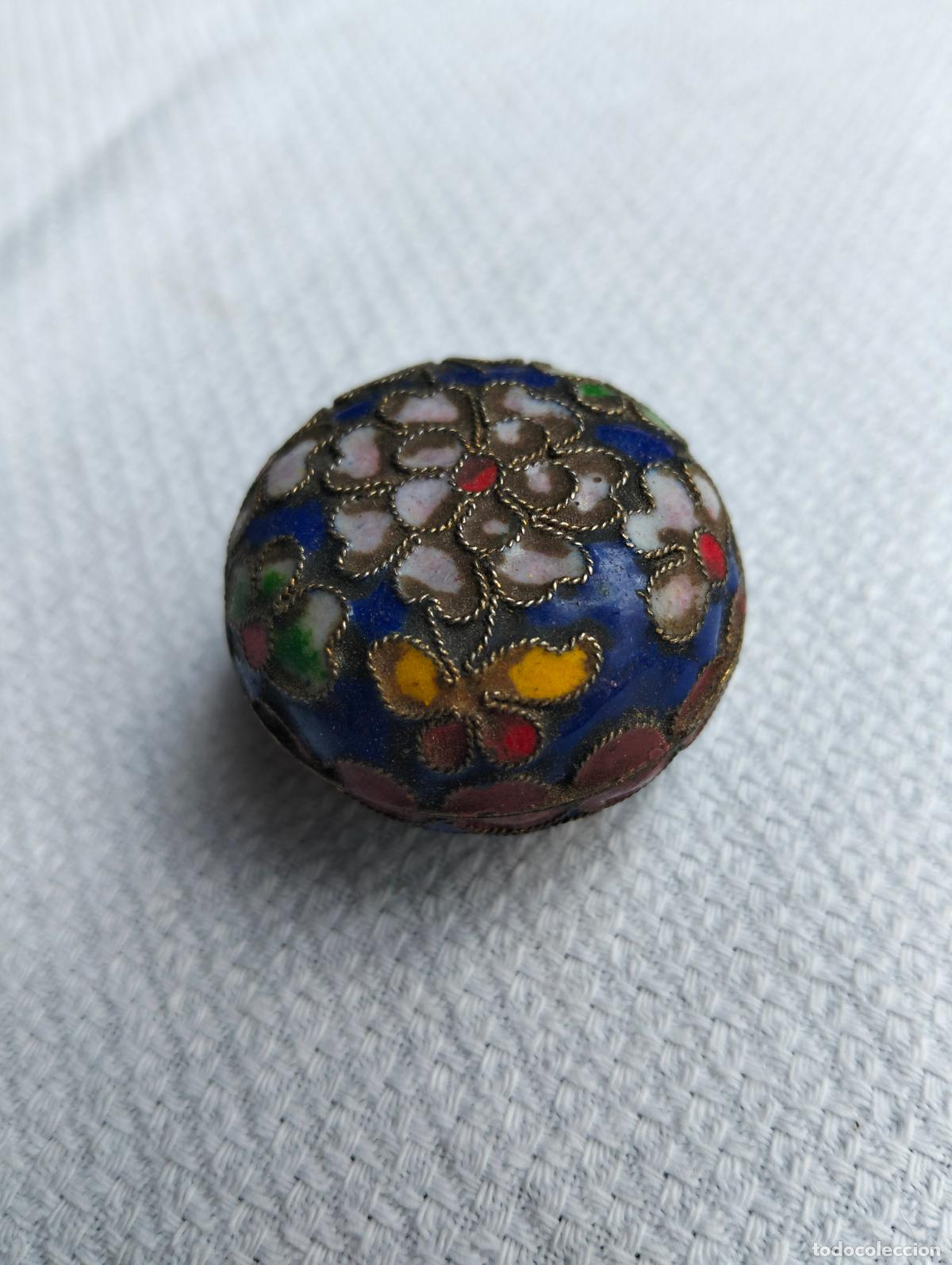 Cajas y cajitas met&aacute;licas: Peque&ntilde;a caja cajita joyero de lat&oacute;n o cobre con esmaltes de colores con tapa de los a&ntilde;os 70-80