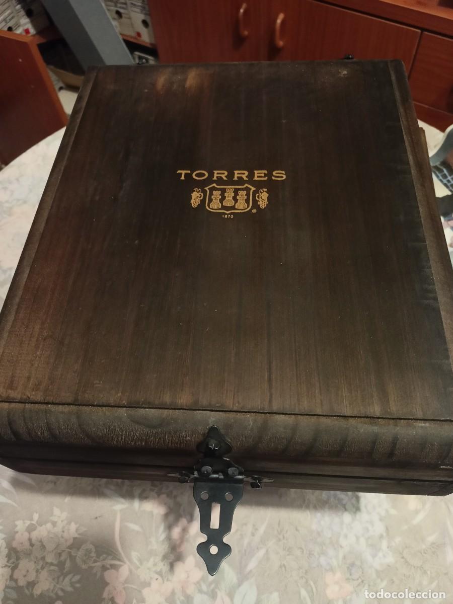 Cajas y cajitas met&aacute;licas: CAJA DE MADERA DE BOTELLAS DE VINO &rdquo;TORRES&rdquo; CON SEPARADOR Y PROTEGIDAS DE 33 X 27 X 10 CM.