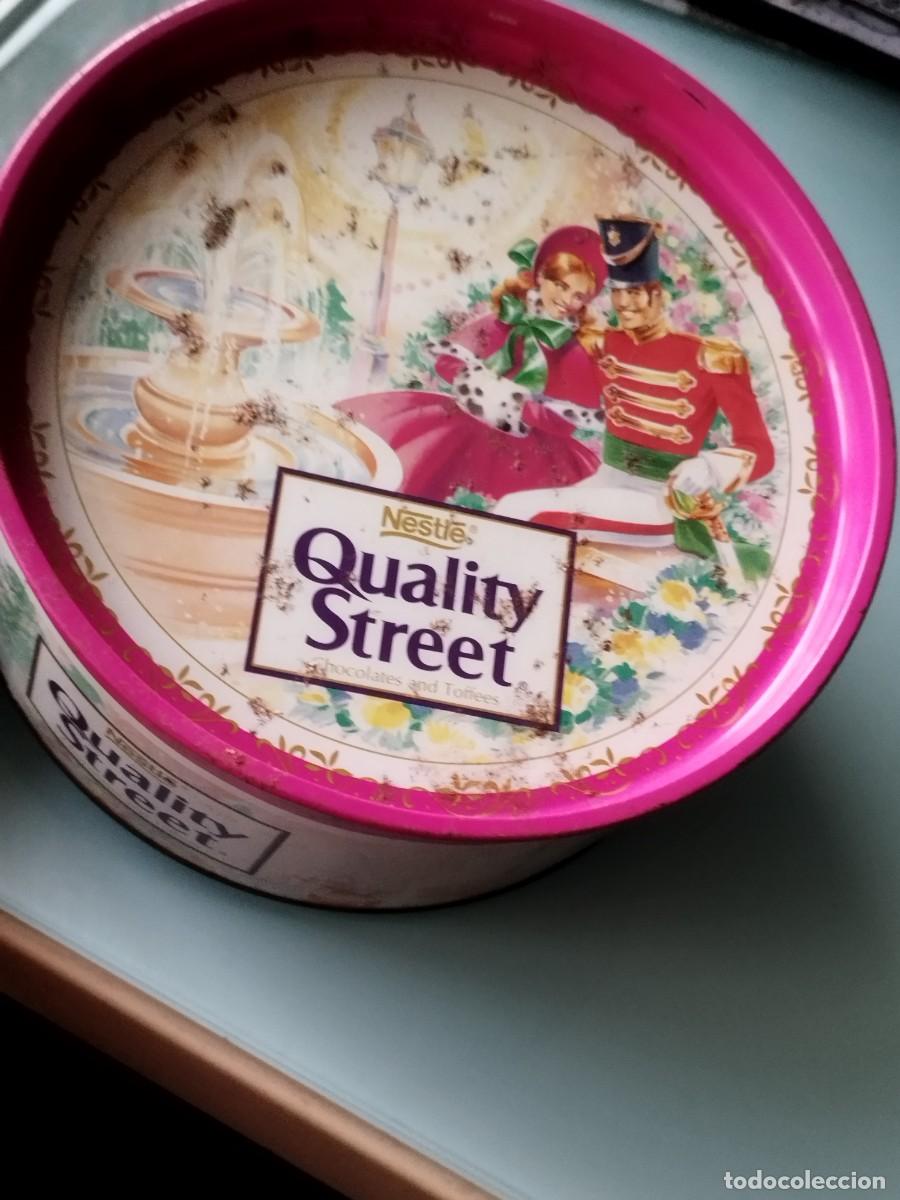 Cajas y cajitas met&aacute;licas: Gran lata met&aacute;lica redonda vintage de Nestl&eacute; Quality Street de los a&ntilde;os 80 o 90. Oxido en la tapa.
