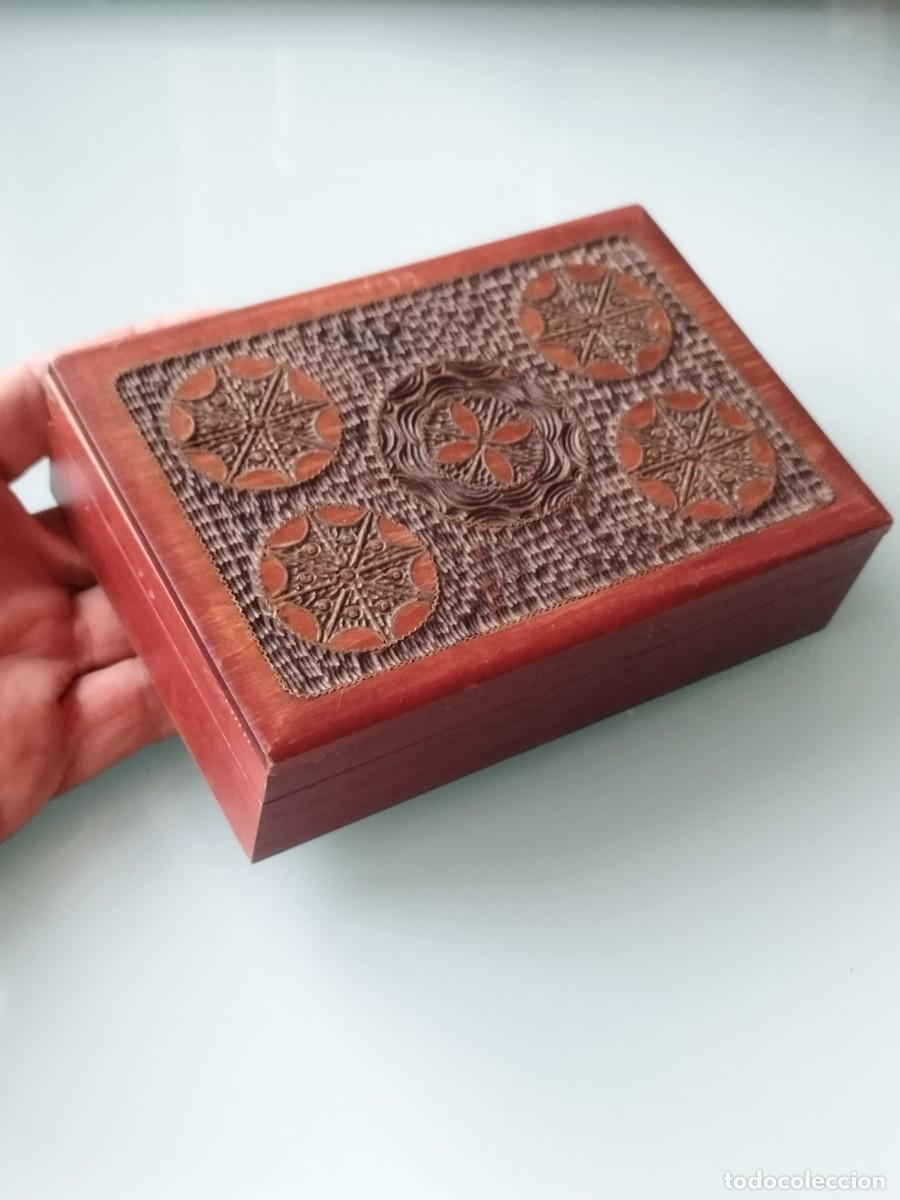 Cajas y cajitas met&aacute;licas: Antigua caja decorativa de madera polaca tallada a mano. De mediados siglo XX.