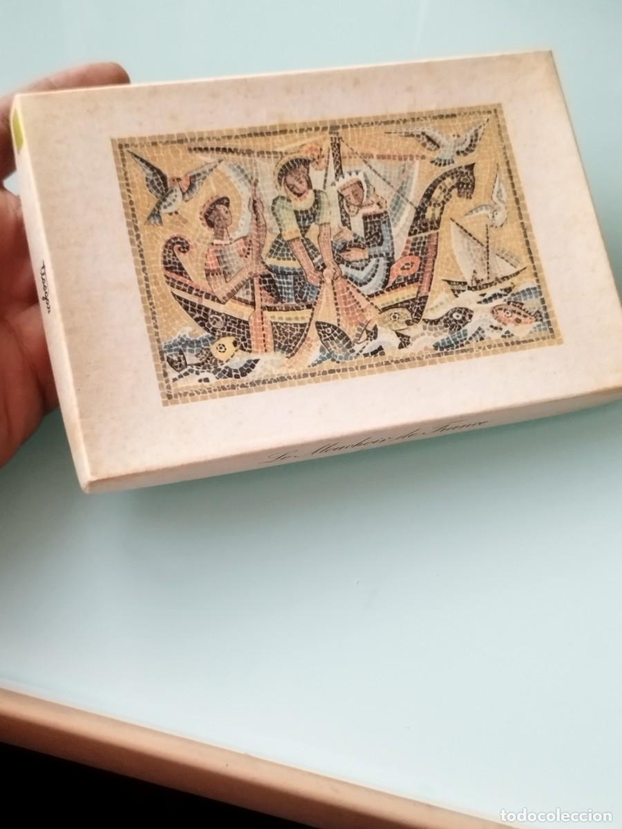 Cajas y cajitas met&aacute;licas: Antigua caja vac&iacute;a de pa&ntilde;uelos franceses. Reproducci&oacute;n impresa de un mosaico cl&aacute;sico romano.