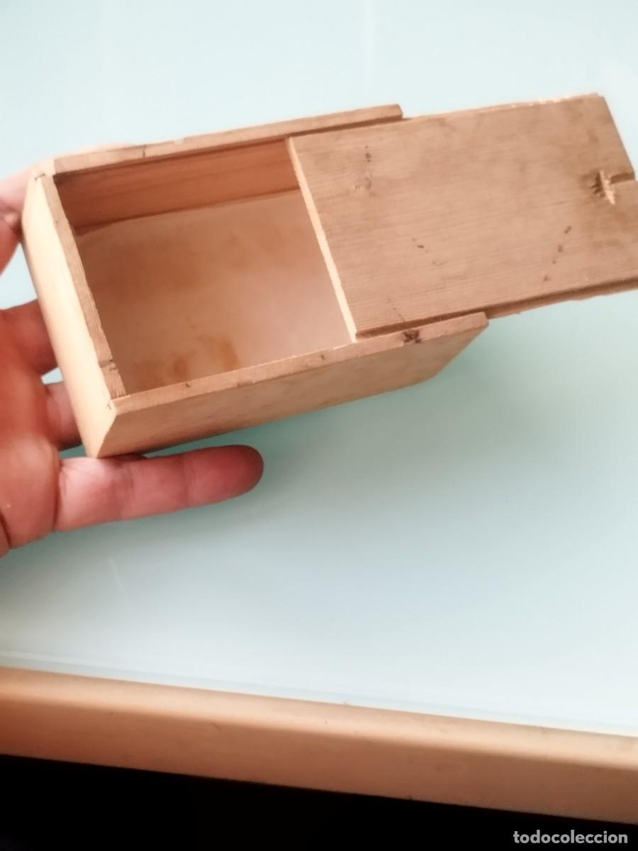 Cajas y cajitas met&aacute;licas: Antigua peque&ntilde;a caja de madera con tapa corredera o deslizante. Estuche.