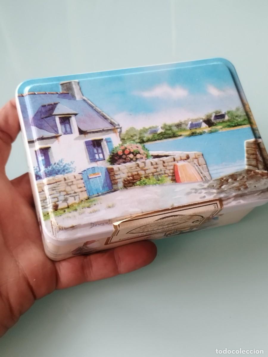 Cajas y cajitas met&aacute;licas: caja met&aacute;lica decorada de galletas de mantequilla de la marca Brezoneg. Motivos costeros, bicicleta.