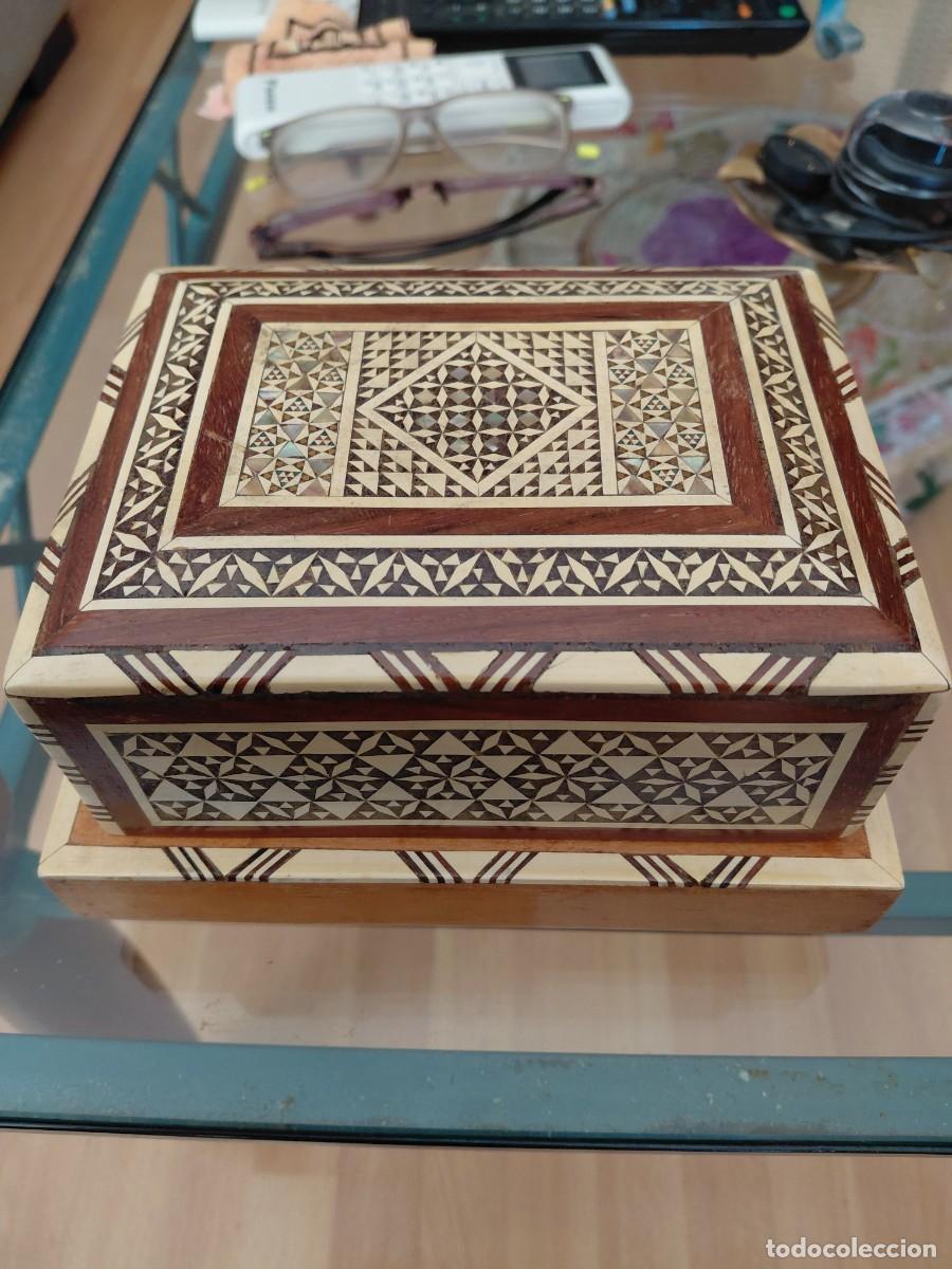 Cajas y cajitas met&aacute;licas: Antigua caja cigarrera de madera musical con marqueter&iacute;a y n&aacute;car. Preciosa