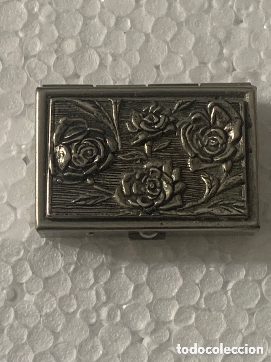Cajas y cajitas met&aacute;licas: Pastillero antiguo con dise&ntilde;o floral