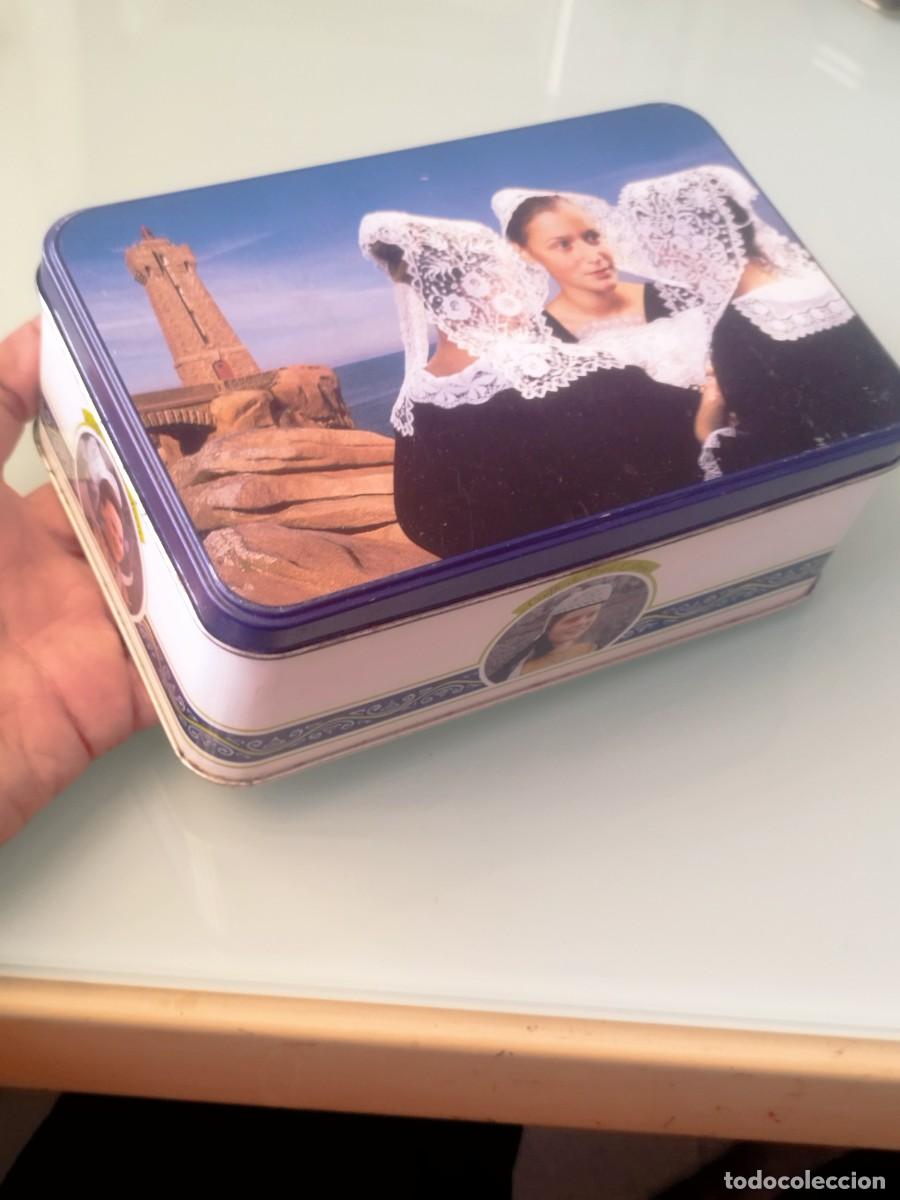 Cajas y cajitas met&aacute;licas: con motivos bretones o tradicionales franceses (ilustraciones de personas con cofias y costa playa.