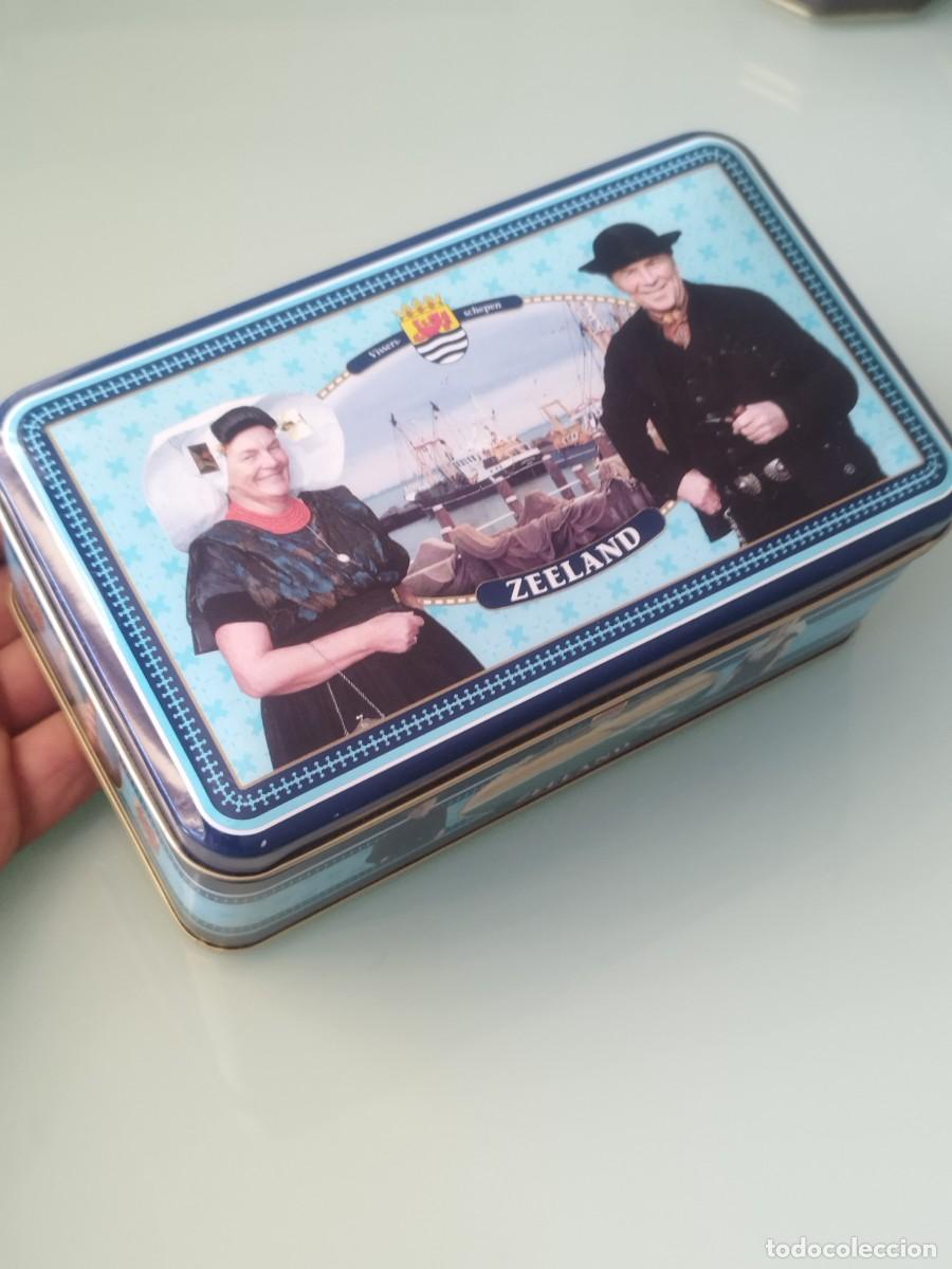 Cajas y cajitas met&aacute;licas: Caja lata de hojalata vac&iacute;a, caramelos mantequilla. Personas con trajes t&iacute;picos de Zelanda (Zeeland)