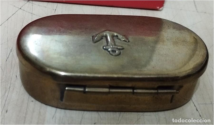 Cajas y cajitas met&aacute;licas: CAJA PASTILLERO EN LATON CON DECORACION UN ANCLA MIDE 7/4/1,50 CM