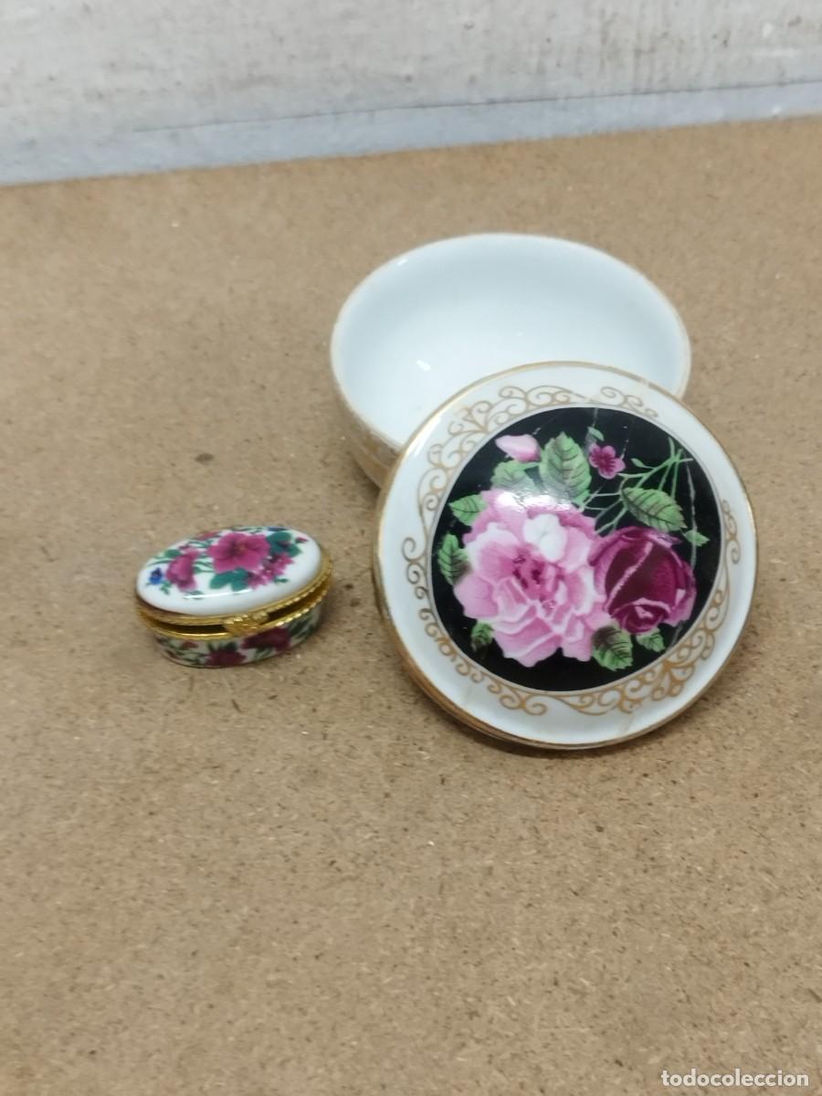 Cajas y cajitas met&aacute;licas: Dos antiguas cajas de porcelana. Un pastillero, otra redonda con la tapadera con restauraci&oacute;n vieja.