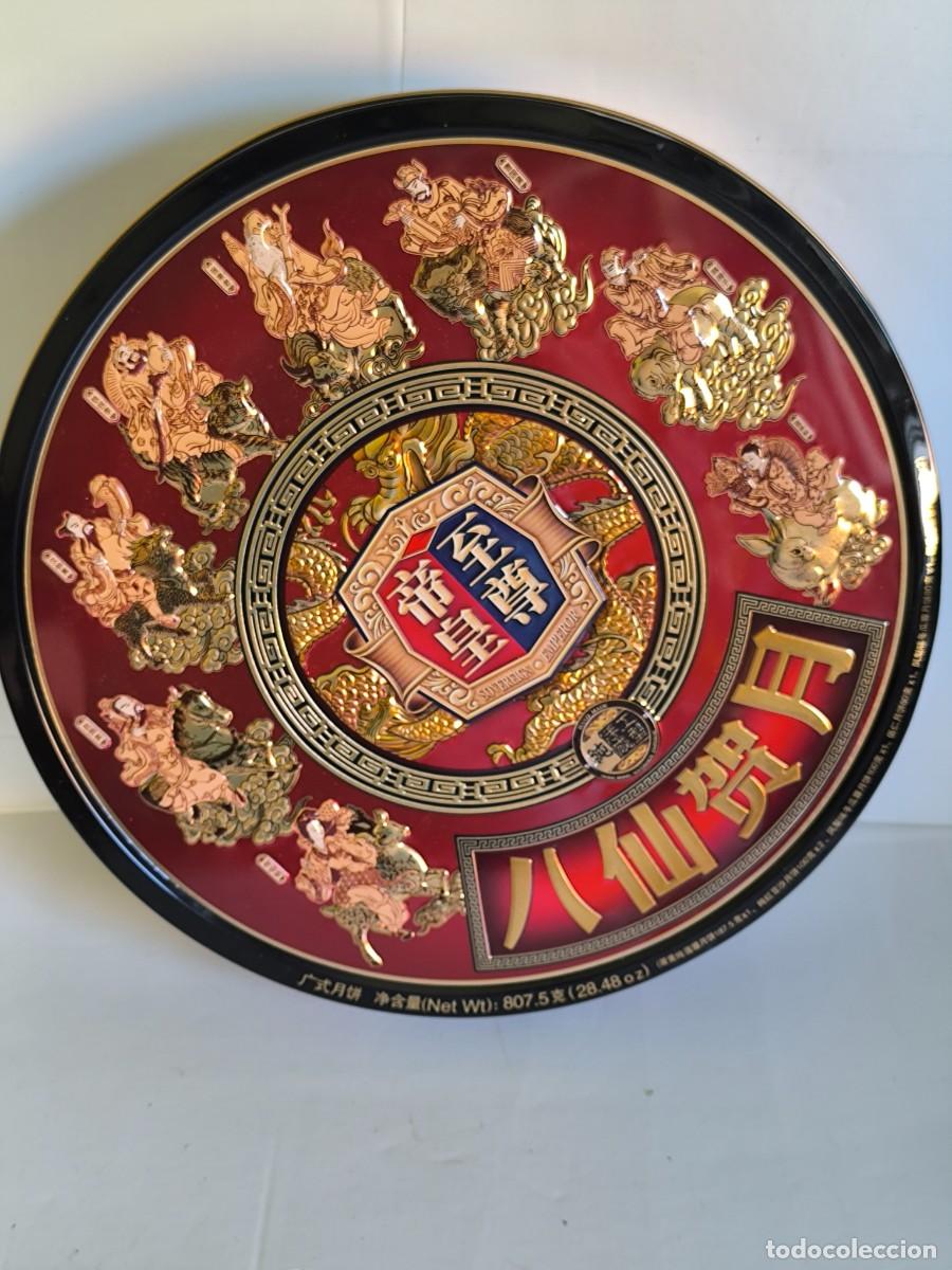 Cajas y cajitas met&aacute;licas: Caja met&aacute;lica oriental 35 cm di&aacute;metro &ndash; Emperador y 8 Inmortales