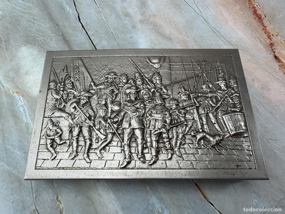 Cajas y cajitas met&aacute;licas: Caja de madera vintage con tapa met&aacute;lica en relieve &ndash; Escena medieval &ndash; A&ntilde;os 1950-1970